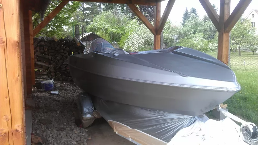 Renovace laku motorového člunu