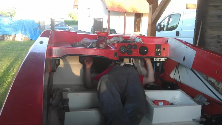 Renovace laku motorového člunu