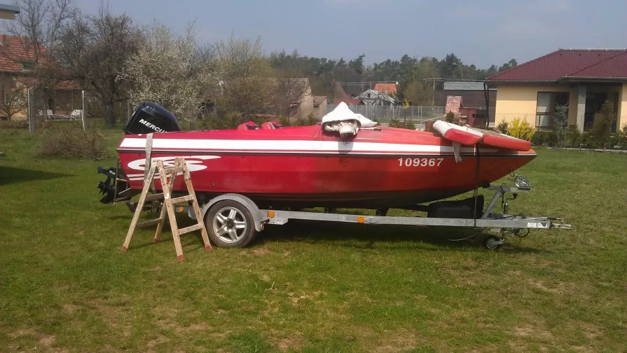 Renovace laku motorového člunu