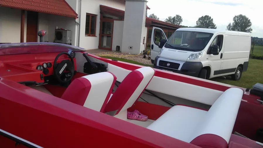 Renovace laku motorového člunu
