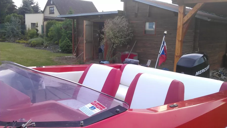 Renovace laku motorového člunu